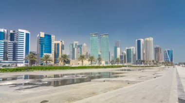 Doha 'nın yüksek katlı bir semti. Çeşme zamanlaması hiperhızlandırılmış.
