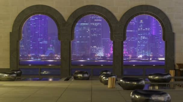 Vista en el corazón del mundo financiero de Doha noche timelapse pensó los arcos de los árboles — Vídeos de Stock