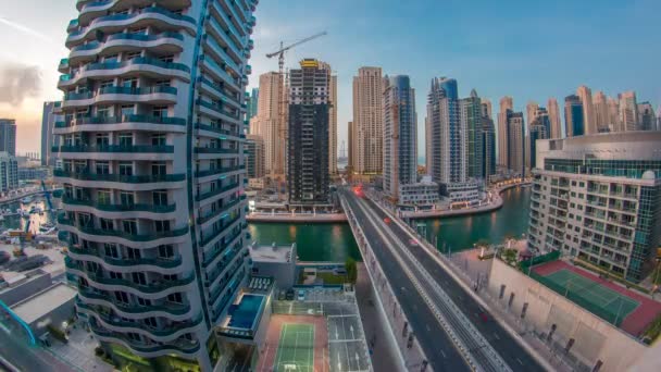 Una vista aérea de las torres de Dubai Marina en Dubai día a noche timelapse — Vídeos de Stock