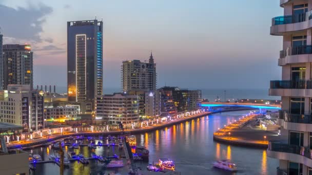 Flygfoto över Dubai Marina torn i Dubai dag till natt timelapse — Stockvideo