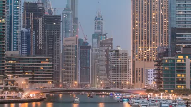 Βραδιά Ντουμπάι μαρίνα κέντρο της πόλης με πλωτά σκάφη μέρα με νύχτα timelapse — Αρχείο Βίντεο