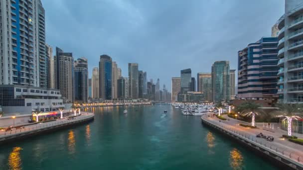 Vista de Dubai Marina Towers y canal en Dubai día a noche timelapse — Vídeos de Stock