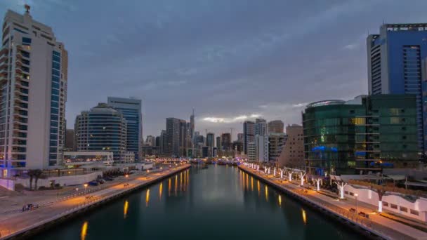 Kilátás nyílik a Dubai Marina tornyok és a Dubai éjszakában a nap timelapse-csatorna — Stock videók