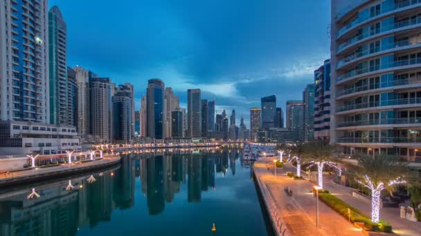 Uitzicht op Dubai Marina torens en kanaal in Dubai nacht op dag timelapse — Stockvideo