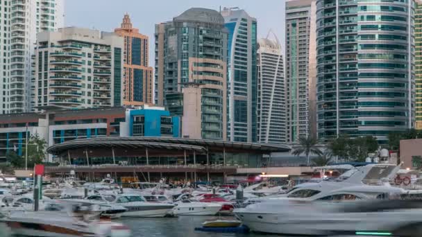 Uitzicht op Dubai Marina torens weerspiegeld in water van de gracht in Dubai dag naar nacht timelapse — Stockvideo