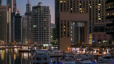 Görünümü kanalda gün timelapse gecesine Dubai ve Dubai Marina Towers