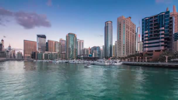 Uitzicht op Dubai Marina torens weerspiegeld in water van de gracht in Dubai dag naar nacht timelapse — Stockvideo