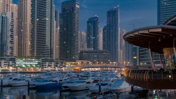 Dubai Marina 'da gece gündüz saatlerinde yatlarla vakit geçiriyoruz. — Stok video