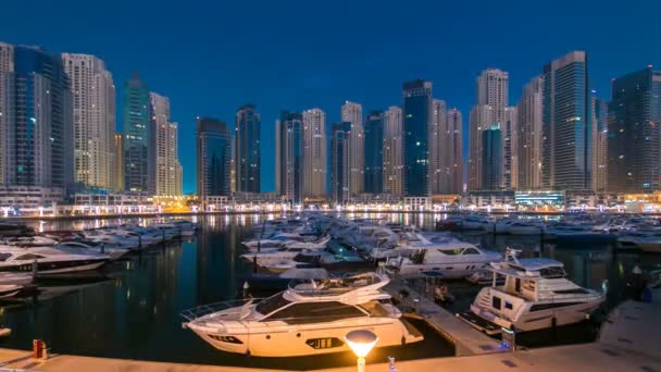 Dubai Marina en Blue hora de la noche al día timelapse con yates — Vídeo de stock