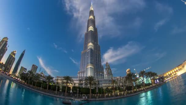 Burj Khalifa facciata giorno per notte timelapse fisheye. — Video Stock