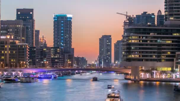 Kilátás nyílik a Dubai Marina tornyok és a Dubai nap éjszaka timelapse-csatorna — Stock videók