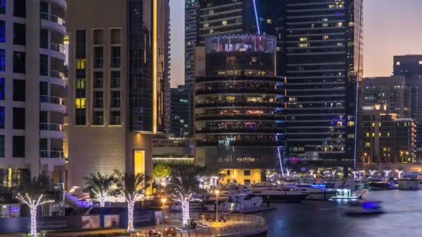Uitzicht op Dubai Marina torens en kanaal in Dubai dag naar nacht timelapse — Stockvideo