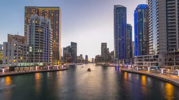 Vista de Dubai Marina Towers y canal en Dubai día a noche timelapse — Vídeos de Stock