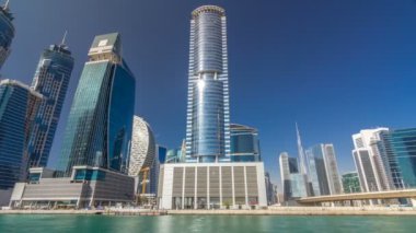 İş Körfezi ve şehir merkezinin panoramik timelapse hyperlapse görünümünü alan Dubai