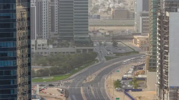 Dubai torres de bahía de negocios en horario diurno timelapse aéreo . — Vídeos de Stock
