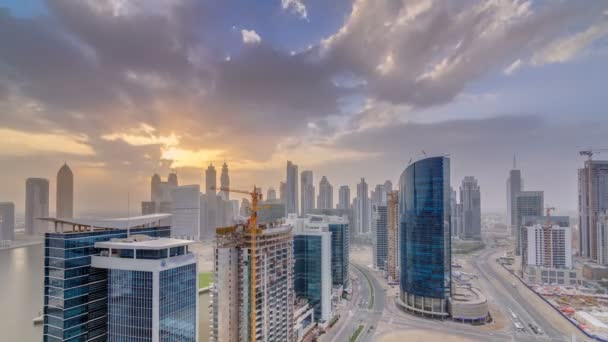 Dubai business bay towers op zonsondergang luchtfoto timelapse. — Stockvideo