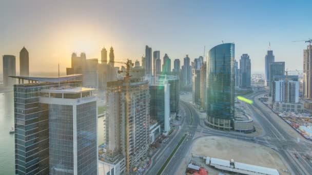 Dubai business bay towers op zonsondergang luchtfoto timelapse. — Stockvideo