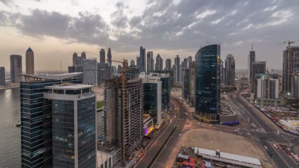 Dubai torres de la bahía de negocios día a noche timelapse aéreo — Vídeos de Stock