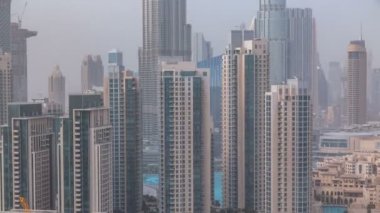 Recidential ile Downtown Dubai şehir silüetinin timelapse, çatı görünümünden kuleleri.