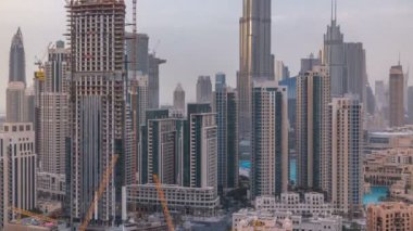 Recidential ile Downtown Dubai şehir silüetinin timelapse, çatı görünümünden kuleleri.