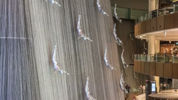 ドバイ ・ モールでダイバー タイムラプスの飛行彫刻の巨大な泉. — ストック動画