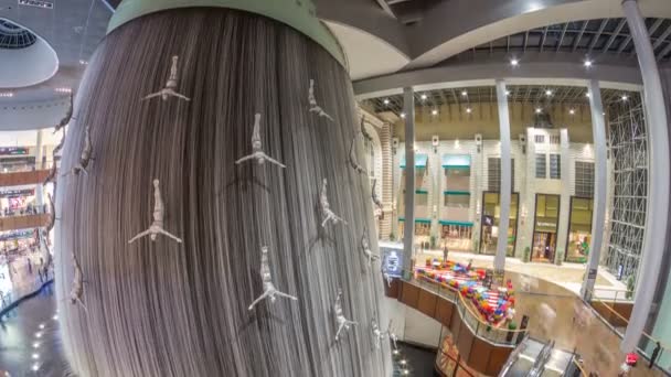 Dubai Mall alışveriş merkezine yapılan bir Diver timelapse uçan heykeli ile dev çeşme. — Stok video