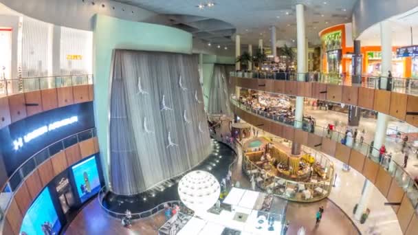 Riesenfontäne mit fliegender Skulptur eines Tauchers im Zeitraffer in Dubai Mall. — Stockvideo