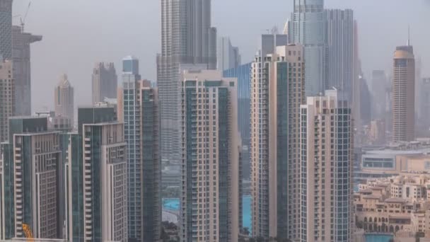 Skyline der Innenstadt von Dubai mit rezidentiellen Türmen im Zeitraffer, Blick vom Dach. — Stockvideo