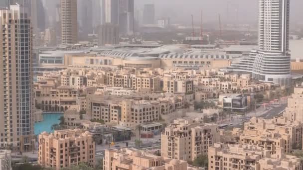 Skyline der Innenstadt von Dubai mit rezidentiellen Türmen im Zeitraffer, Blick vom Dach. — Stockvideo