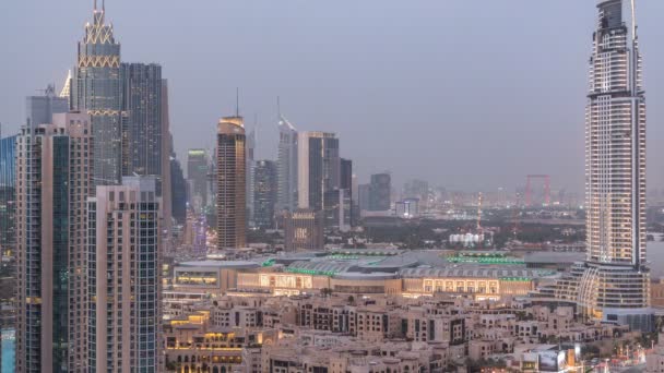 Dobai Innenstadt Tag-Nacht-Zeitraffer. Luftaufnahme über der futuristischen Großstadt bei Nacht. — Stockvideo