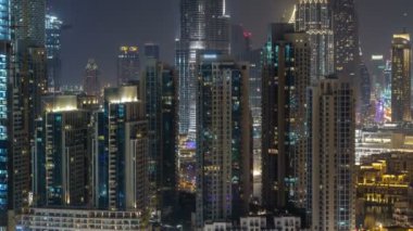 Işıklı modern mimarisi içinde Downtown, Dubai, Birleşik Arap Emirlikleri ile gece hava cityscape timelapse.