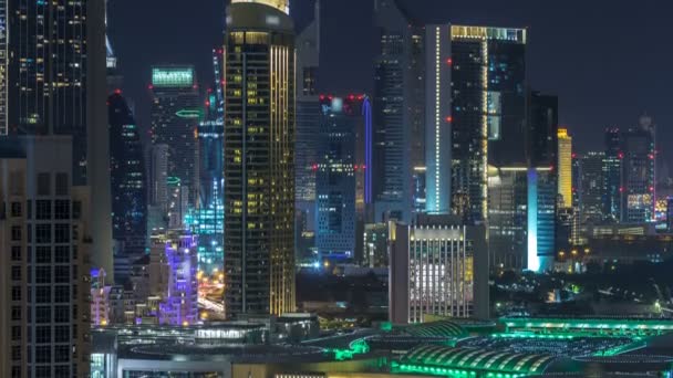 Cidade aérea timelapse à noite com arquitetura moderna iluminada no centro de Dubai, Emirados Árabes Unidos . — Vídeo de Stock