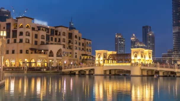 Köprünün gece timelapse Dubai gün içinde en büyük müzikal çeşmenin. Dubai, Birleşik Arap Emirlikleri — Stok video