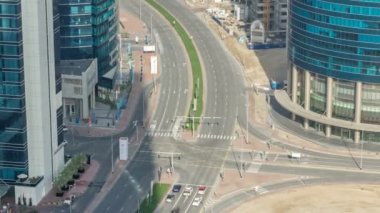 Üstten Görünüm şehir trafiğinde bir kavşak içinde Dubai Downtown timelapse.
