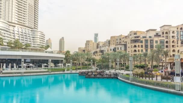 Piscina e case vicino alla più grande fontana musicale di Dubai al tramonto timelapse. Dubai, EAU — Video Stock