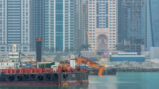 挖掘机和现代摩天大楼在迪拜城市早上 timelapse 从棕榈岛. — 图库视频影像