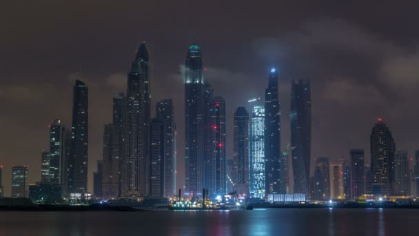 Panorama moderner Wolkenkratzer in Dubai von der Palmeninsel aus. — Stockvideo