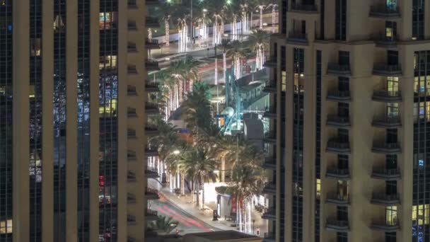 Birds eye utsikt över Dubais skyline timelapse och rusningstid trafik i centrala nattetid — Stockvideo