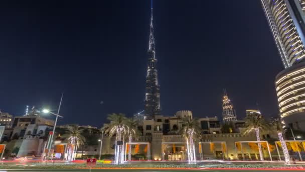 Vista sobre los rascacielos modernos y la concurrida hiperlapso del timelapse de la carretera nocturna en la lujosa ciudad de Dubai, Dubai centro, Emiratos Árabes Unidos — Vídeo de stock