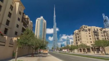 Dubai sokak Dubai şehir silüetinin timelapse hyperlapse üzerinde yürüme. Şehir içinde konut ve iş gökdelenler