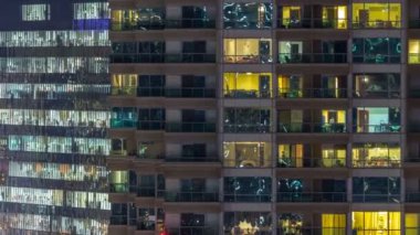 Akşam timelapse, gökdelenlerin doğal parlayan windows