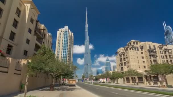 Caminando por la calle Dubai Dubai Skyline lapso de tiempo hiperlapso. Rascacielos residenciales y de negocios en el centro — Vídeos de Stock