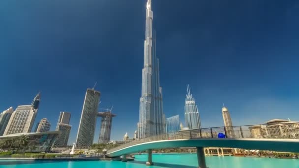 Burj park med fontän pool och bron timelapse hyperlapse. — Stockvideo