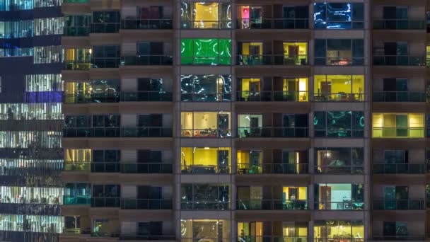 Escénicas ventanas brillantes de rascacielos en el timelapse de la noche — Vídeo de stock