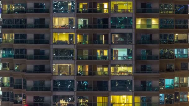 Мальовничі сяючі вікна хмарочосів у вечірній час — стокове відео