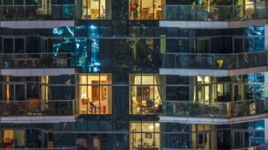 Akşam timelapse, gökdelenlerin doğal parlayan windows