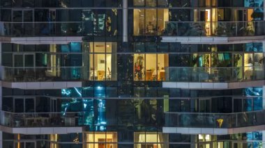 Akşam timelapse, gökdelenlerin doğal parlayan windows