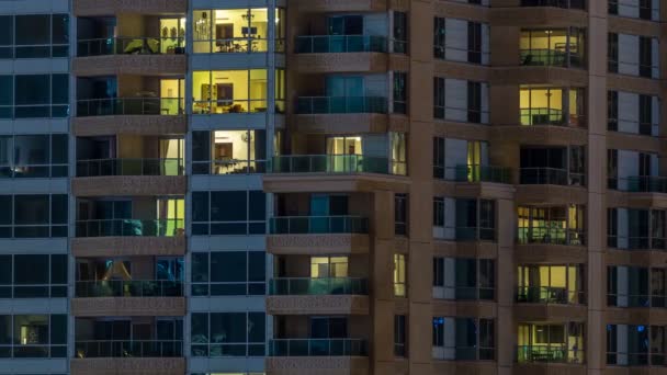 Janelas brilhantes cênicas de arranha-céus à noite timelapse — Vídeo de Stock