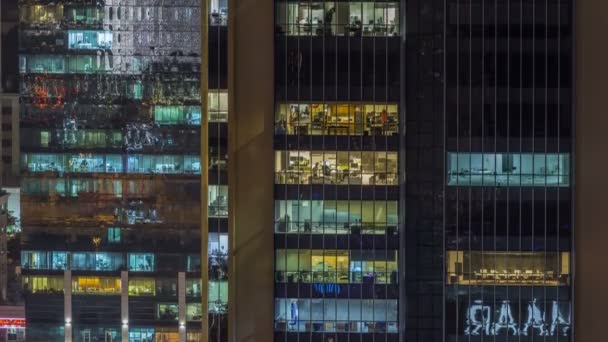 Escénicas ventanas brillantes de rascacielos en el timelapse de la noche — Vídeo de stock
