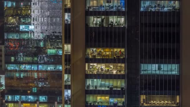 A felhőkarcolók este timelapse festői izzó windows — Stock videók